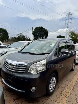 Toyota Noah 2.0 143hp FWD (8 Seater) 2013 Gray