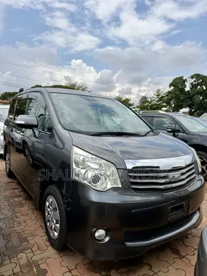 Toyota Noah 2.0 143hp FWD (8 Seater) 2013 Gray