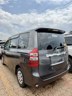 Toyota Noah 2.0 143hp FWD (8 Seater) 2013 Gray
