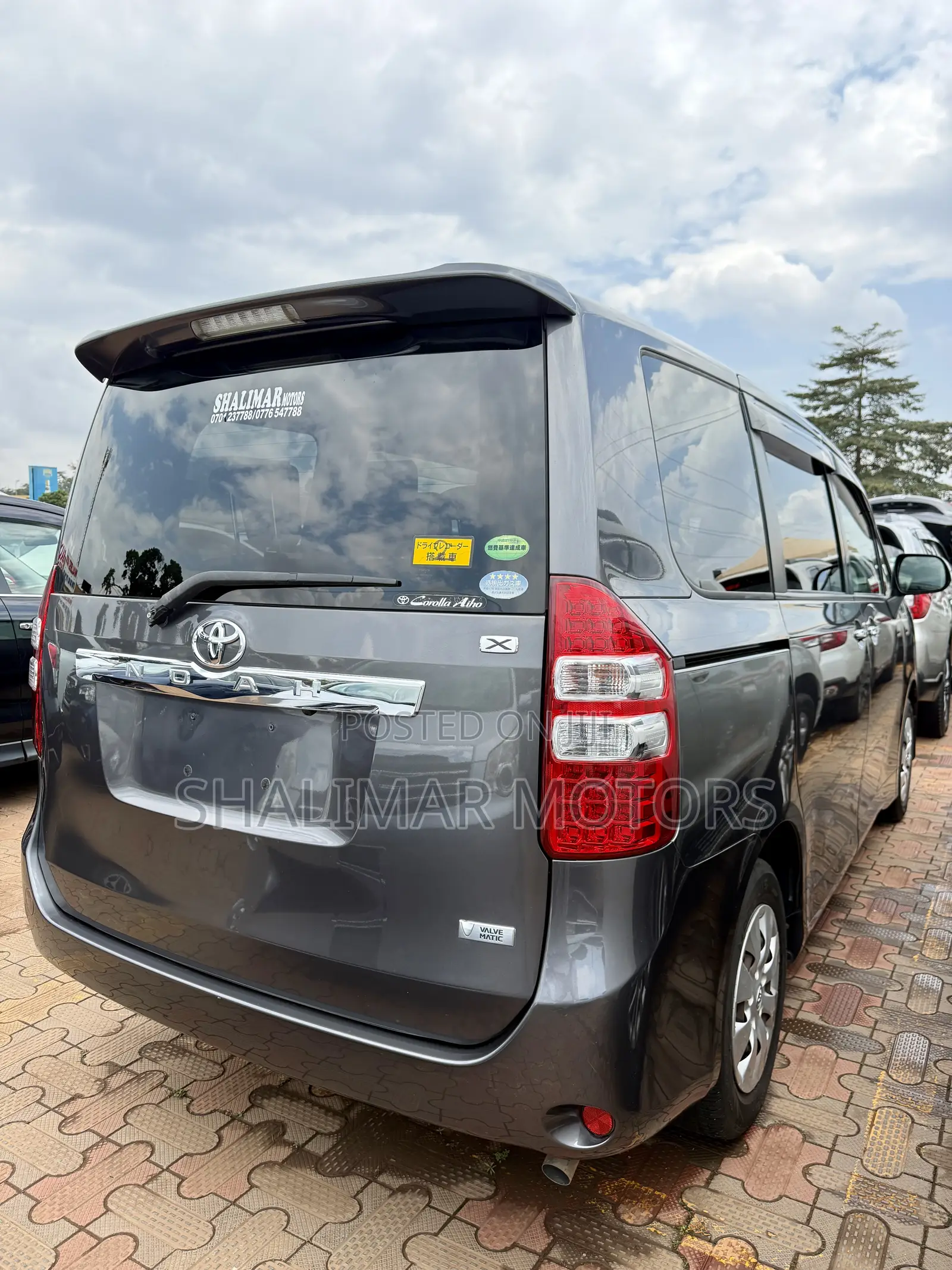 Toyota Noah 2.0 143hp FWD (8 Seater) 2013 Gray