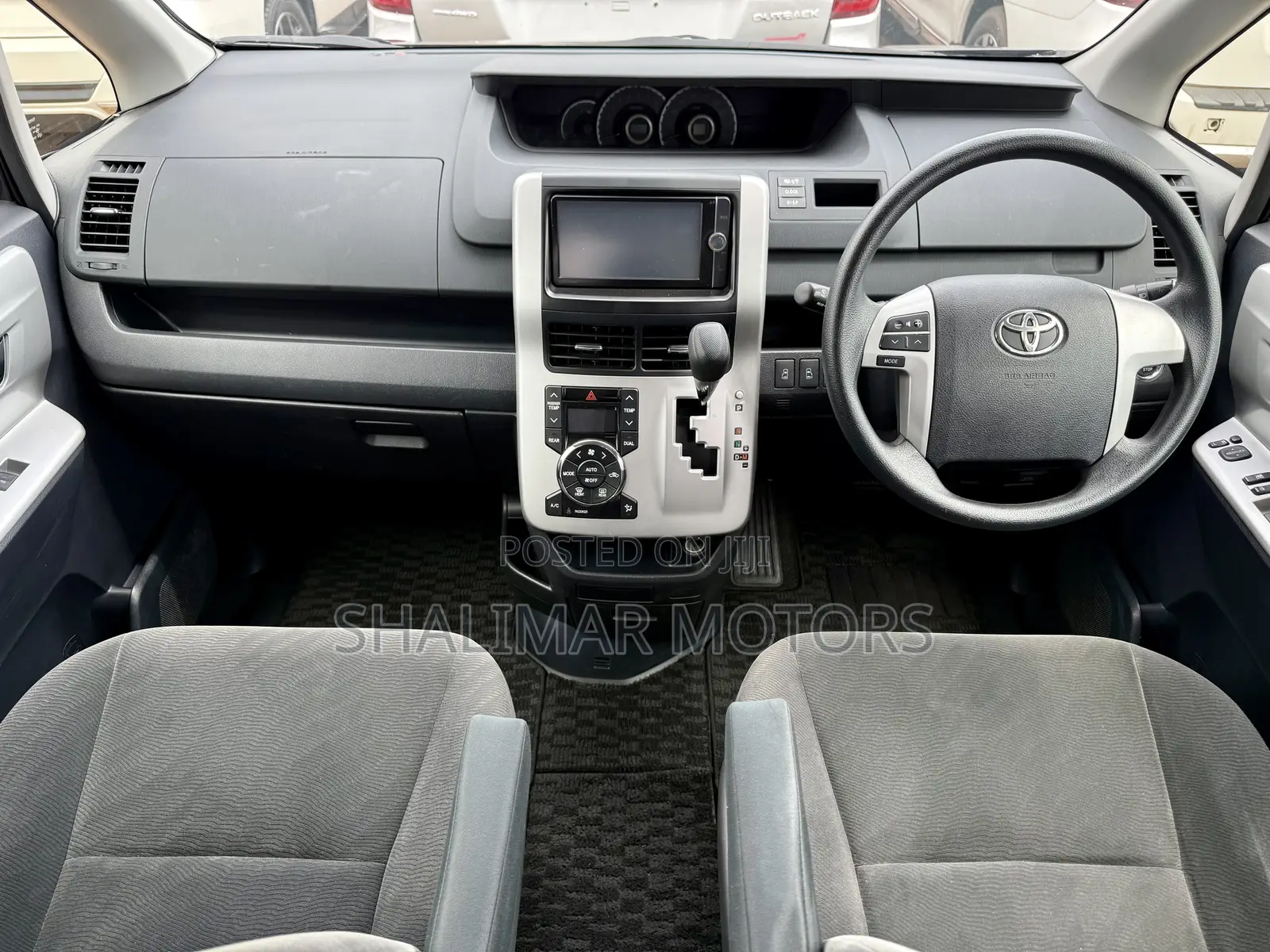 Toyota Noah 2.0 143hp FWD (8 Seater) 2013 Gray