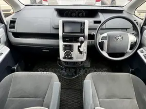 Toyota Noah 2.0 143hp FWD (8 Seater) 2013 Gray