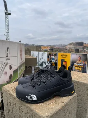 Glenclyffe Low Shoes in Black.