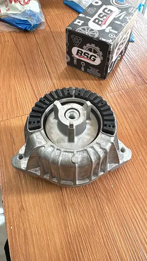 Engine Mount W204