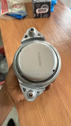 Engine Mount W204