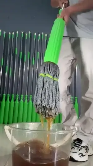 Self Squeezing Mopper