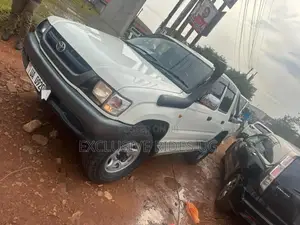 Toyota Hilux 1999 White