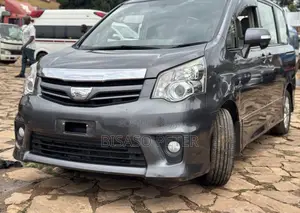 Toyota Noah 2.0 143hp AWD (7 Seater) 2013 Gray