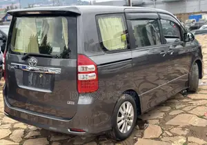 Toyota Noah 2.0 143hp AWD (7 Seater) 2013 Gray