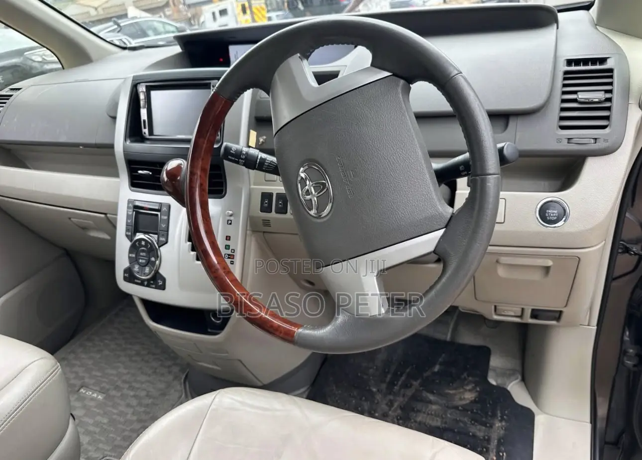 Toyota Noah 2.0 143hp AWD (7 Seater) 2013 Gray