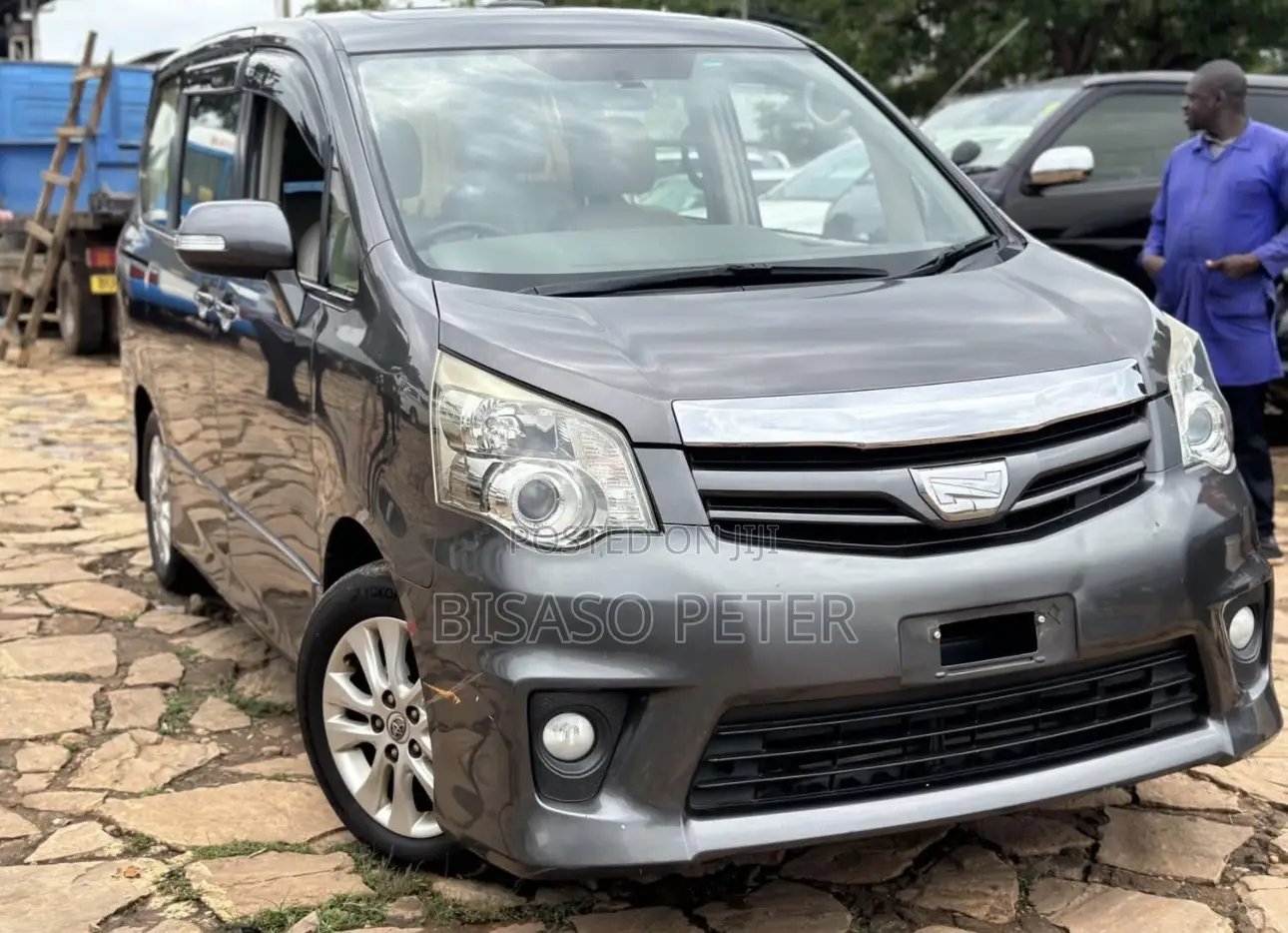 Toyota Noah 2.0 143hp AWD (7 Seater) 2013 Gray