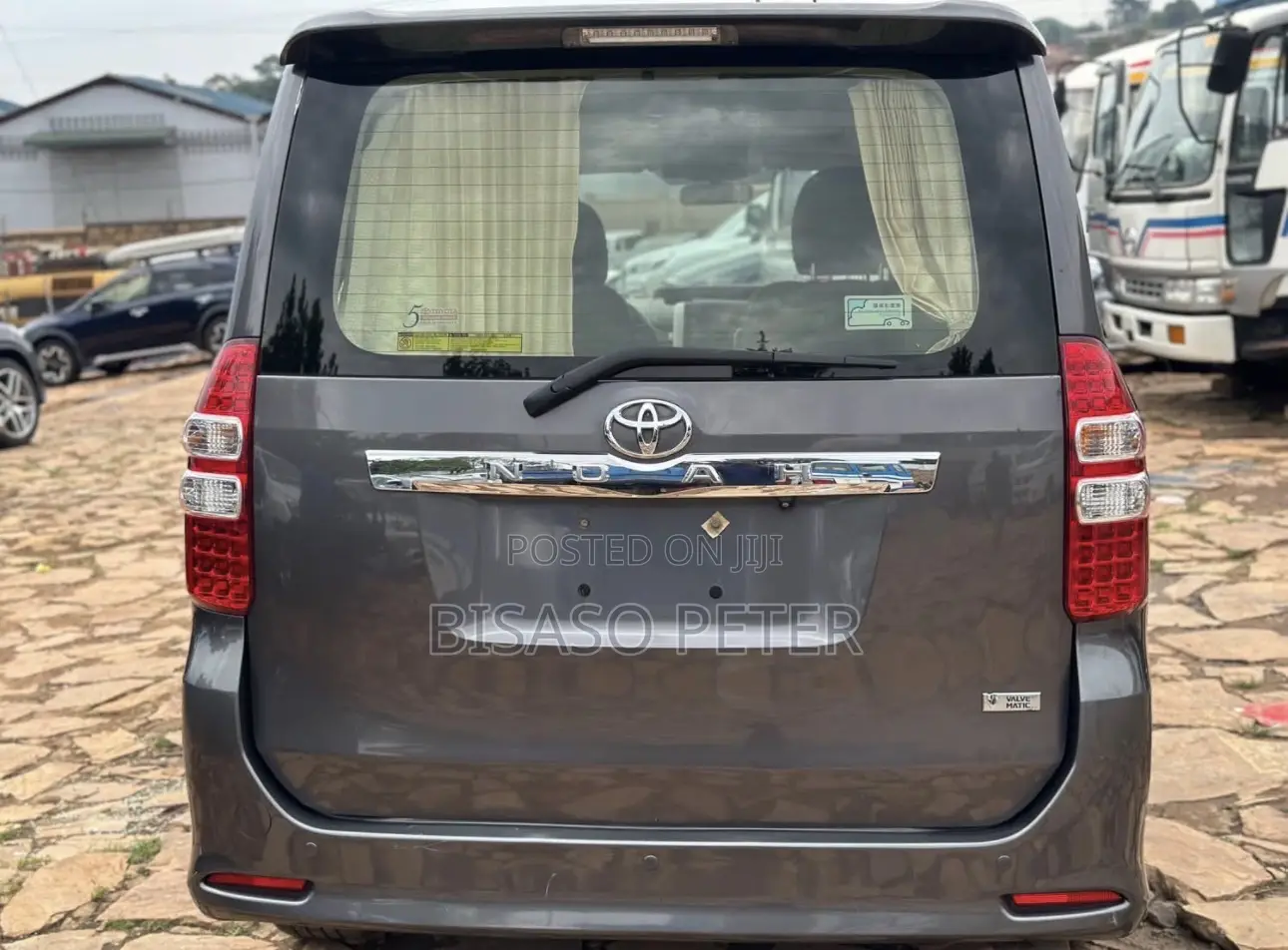 Toyota Noah 2.0 143hp AWD (7 Seater) 2013 Gray