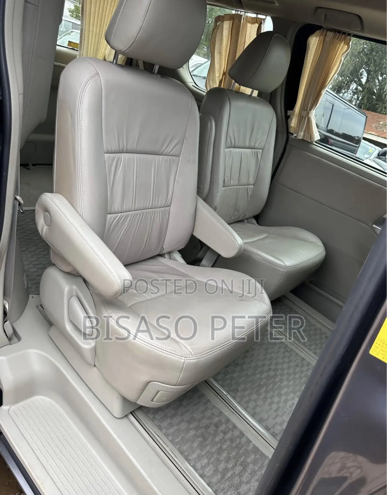 Toyota Noah 2.0 143hp AWD (7 Seater) 2013 Gray