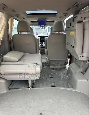 Toyota Noah 2.0 143hp AWD (7 Seater) 2013 Gray