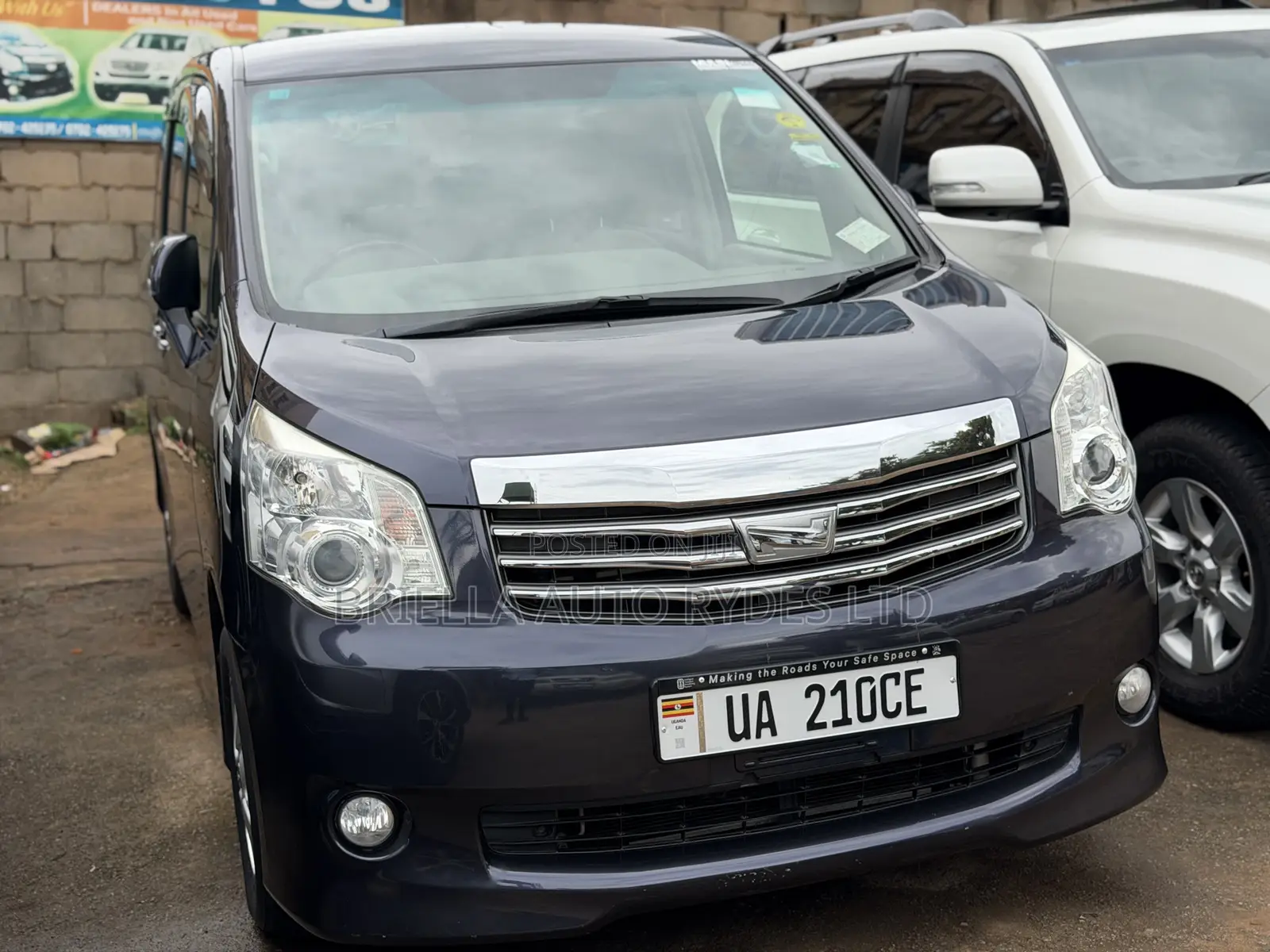 Toyota Noah 2011 Gray