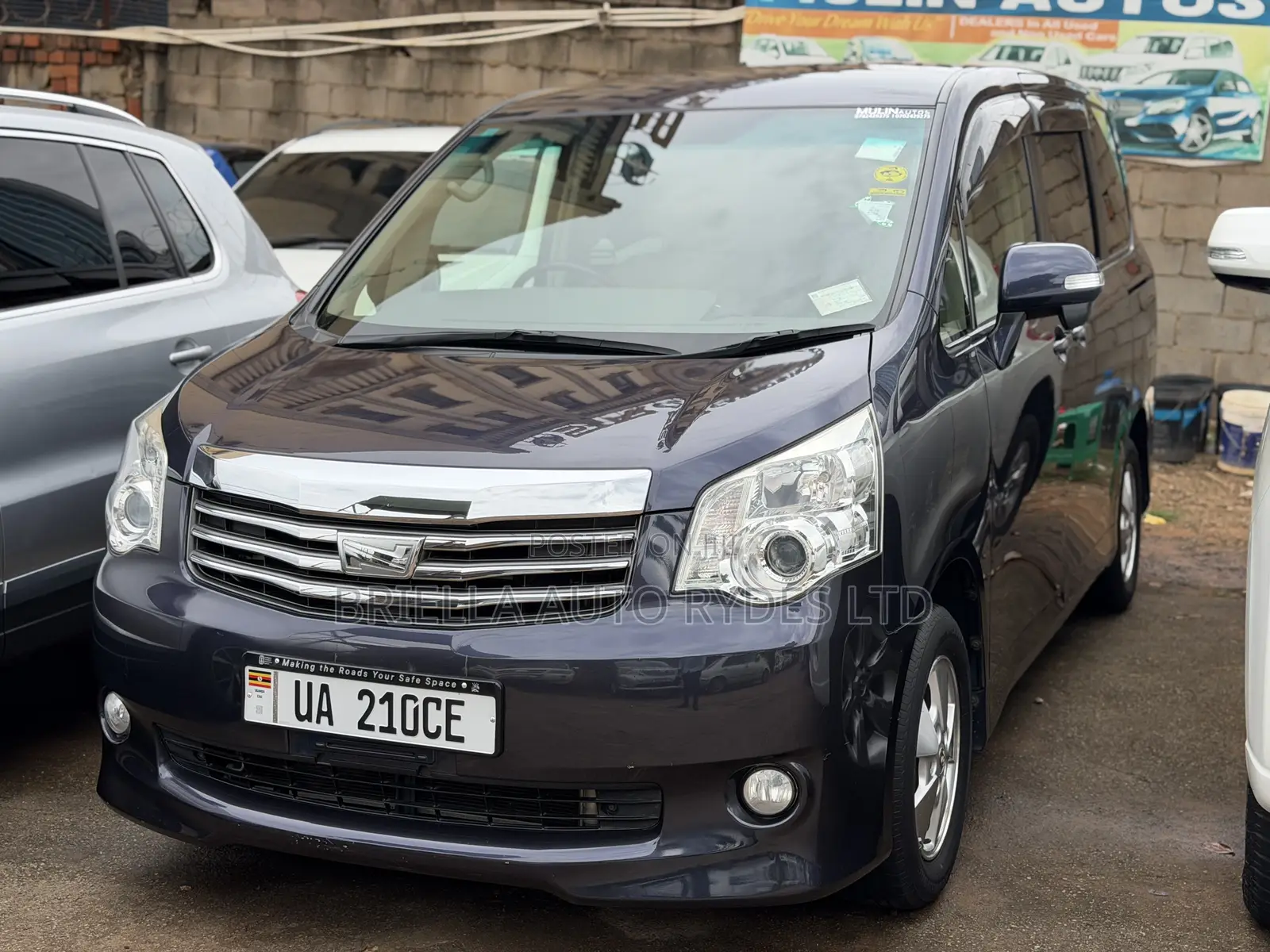 Toyota Noah 2011 Gray