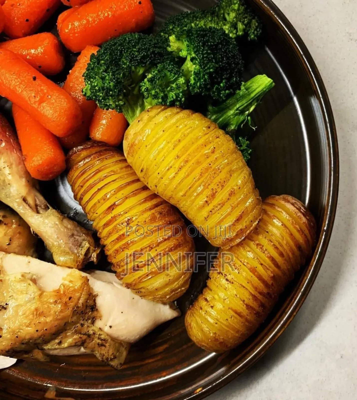 Cast Iron Sizzler Pan With a Wooden Serving Board