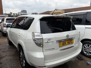 Toyota Vanguard 2010 White