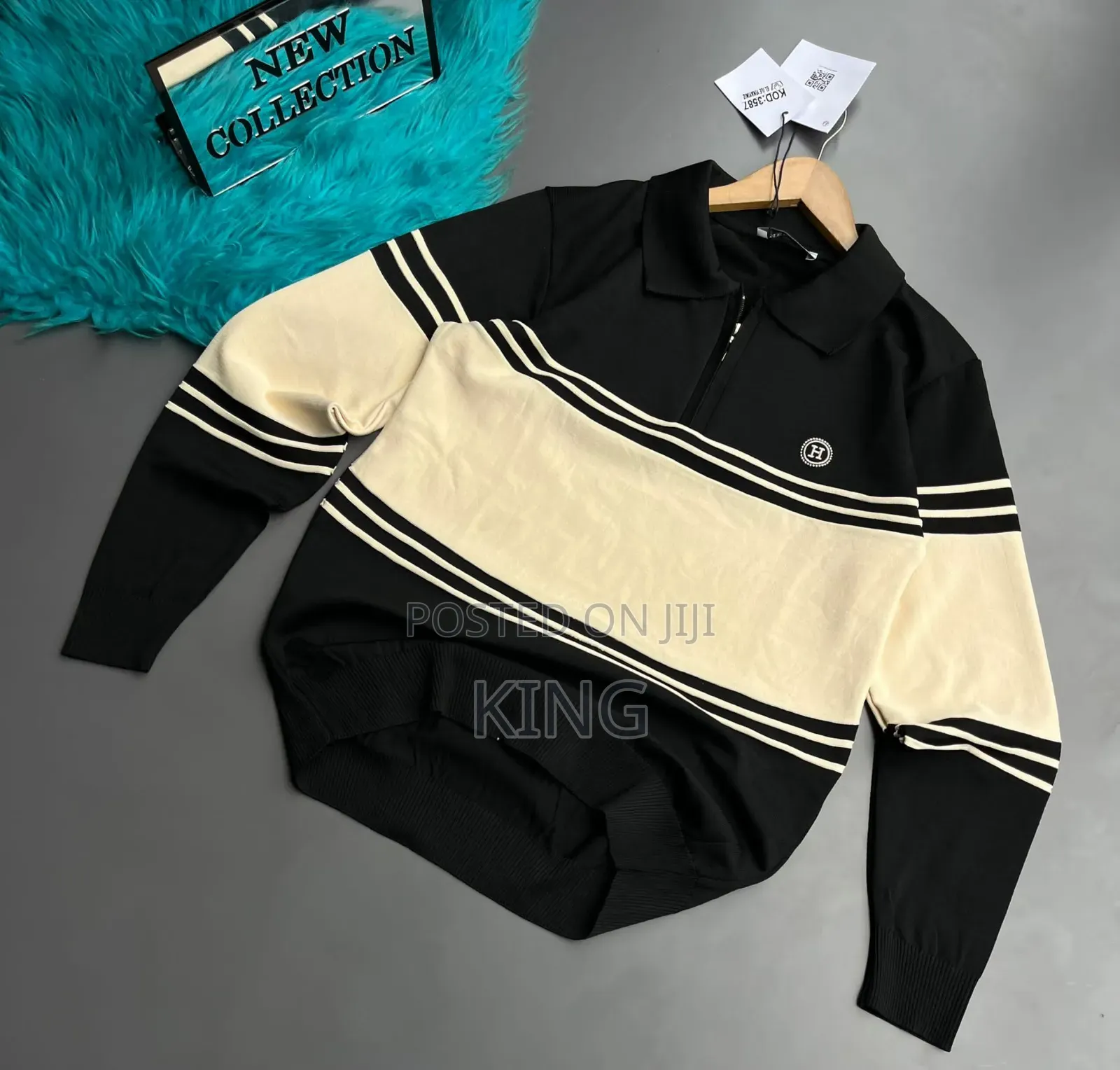 Long-Sleeved Polo Shirt With a White Collar and Cuffs.