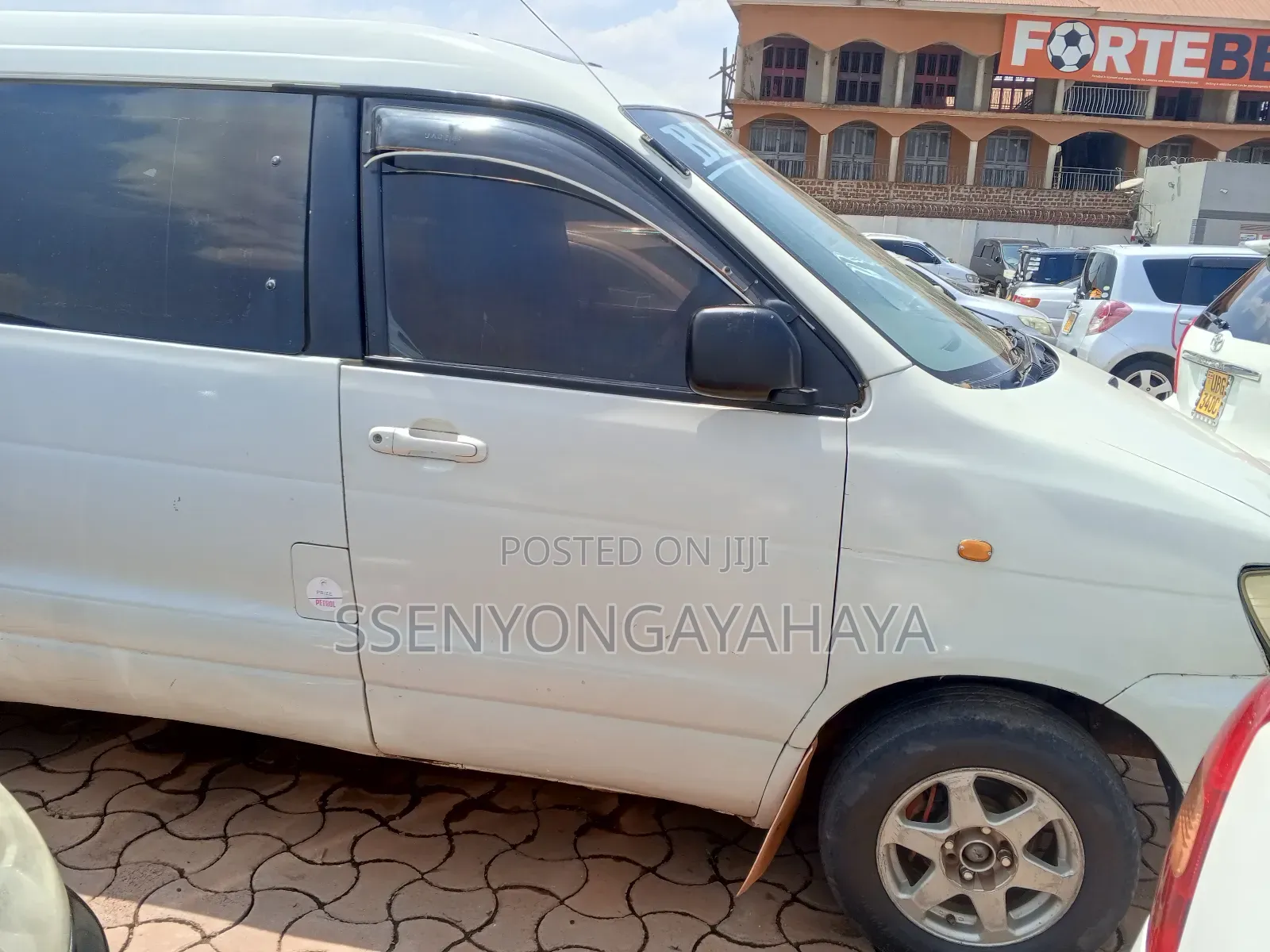 Toyota Noah 2010 White