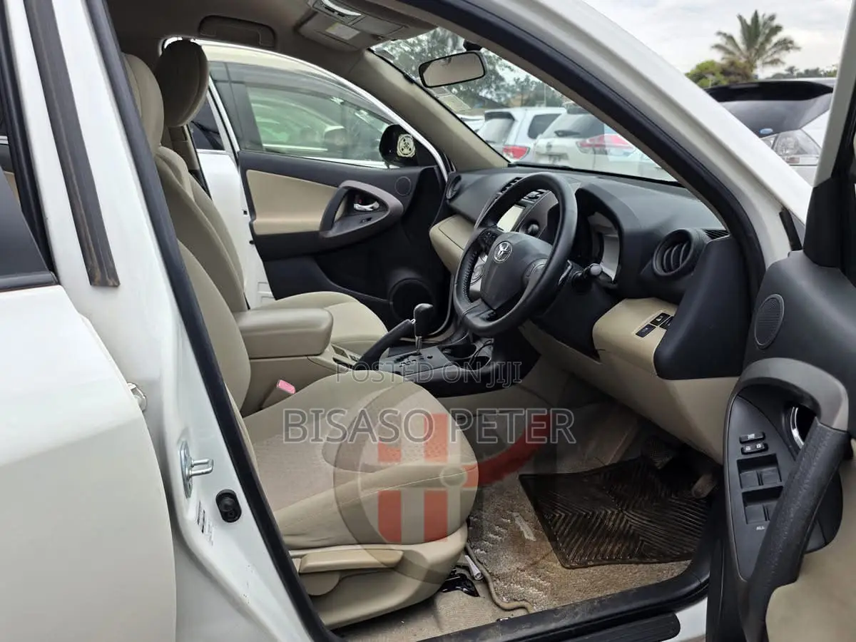 Toyota Vanguard 2013 White