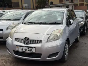 Toyota Vitz 2010 Silver