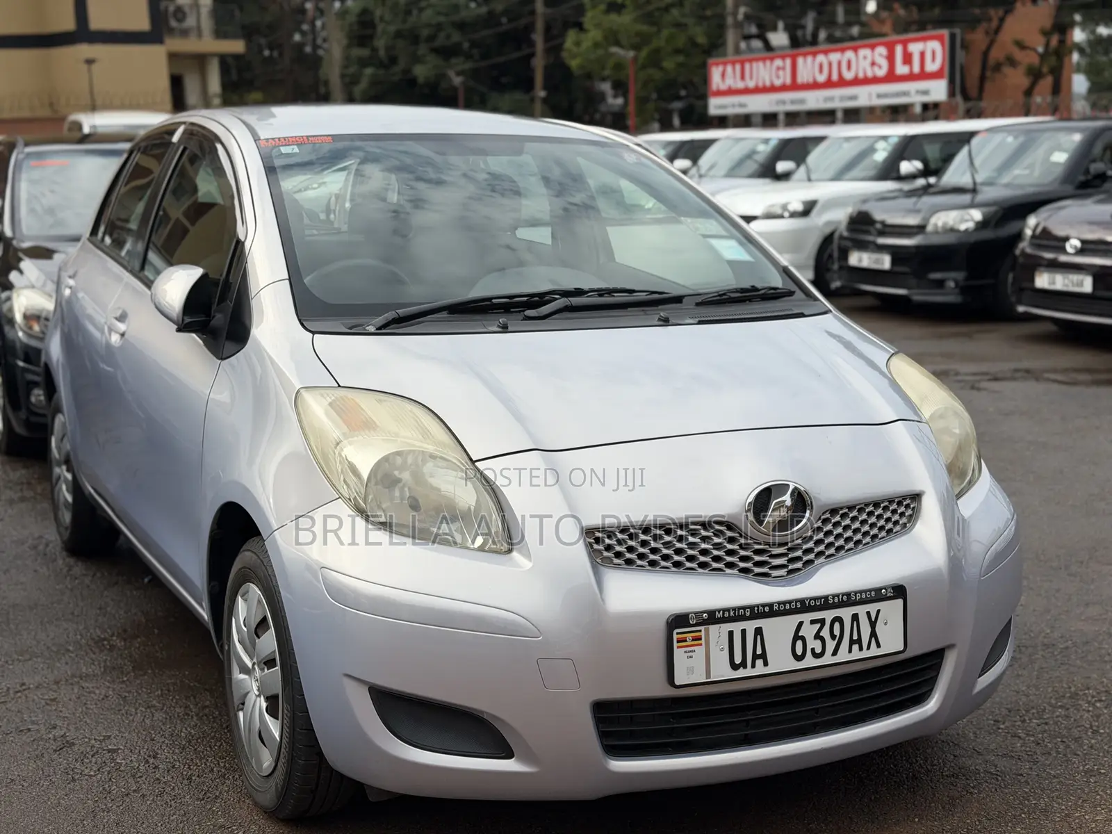 Toyota Vitz 2010 Silver