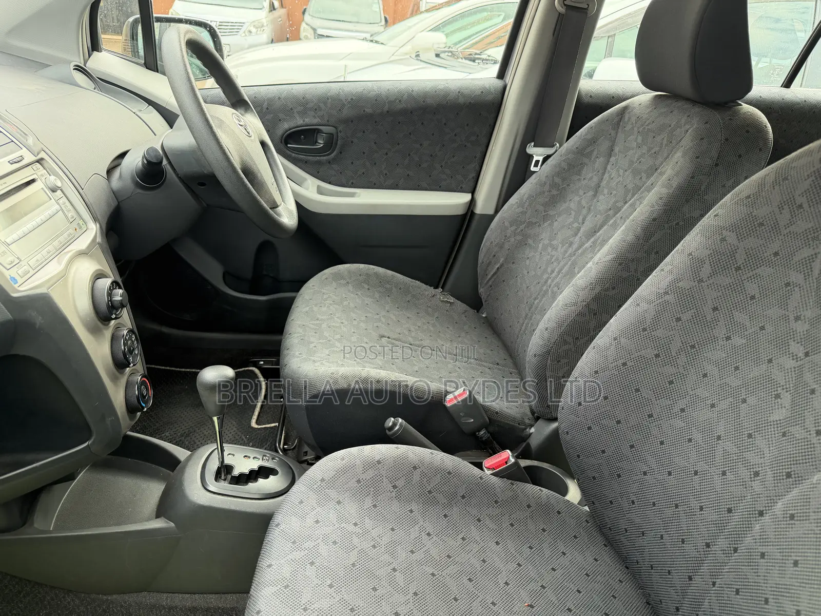 Toyota Vitz 2010 Silver