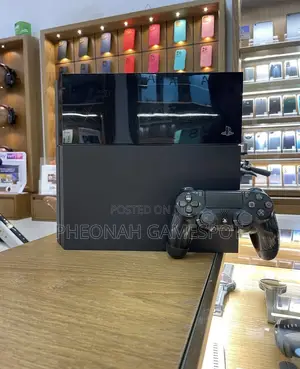 Daily Deal Playstation 4 ! With 2 Pads and 18 Games Inside