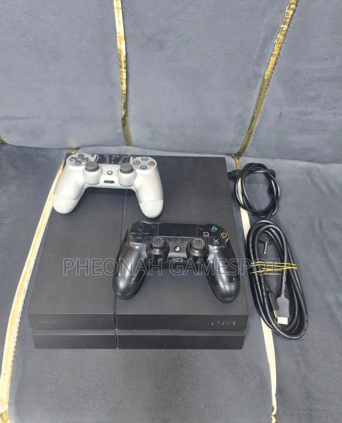 Complete Ps4 Slim Combo — 2 Pads and 17 Free Games.