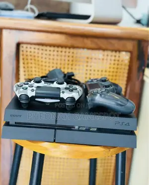 Playstation 4 — 2 Pads, 17 New Games, Perfect Offer!