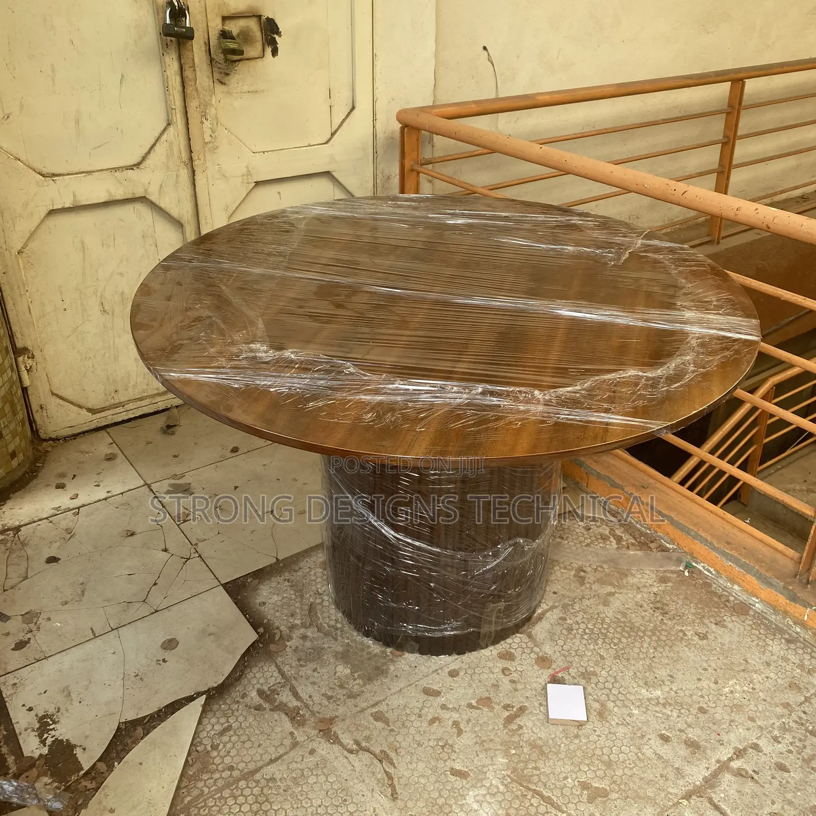 120 Cm Round Fluted Dining Table for Homes/ Hotels/ Restaurants/ Bars