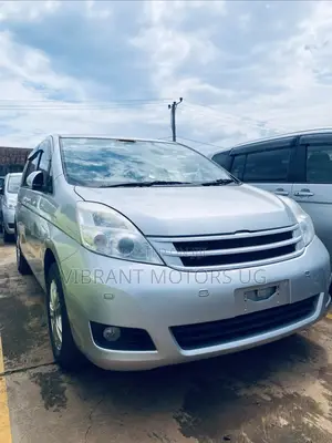 Toyota ISIS 2012 Silver