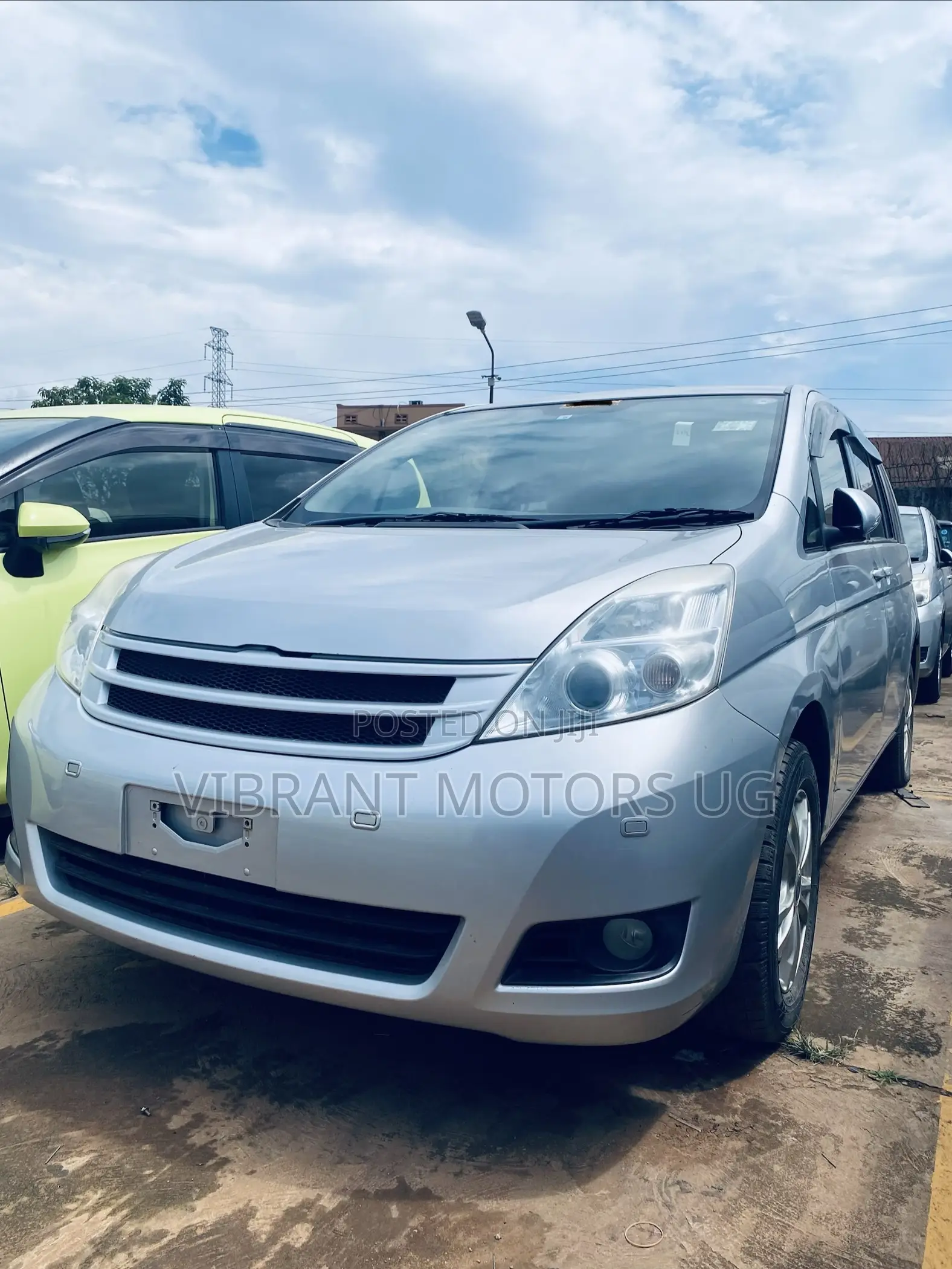 Toyota ISIS 2012 Silver