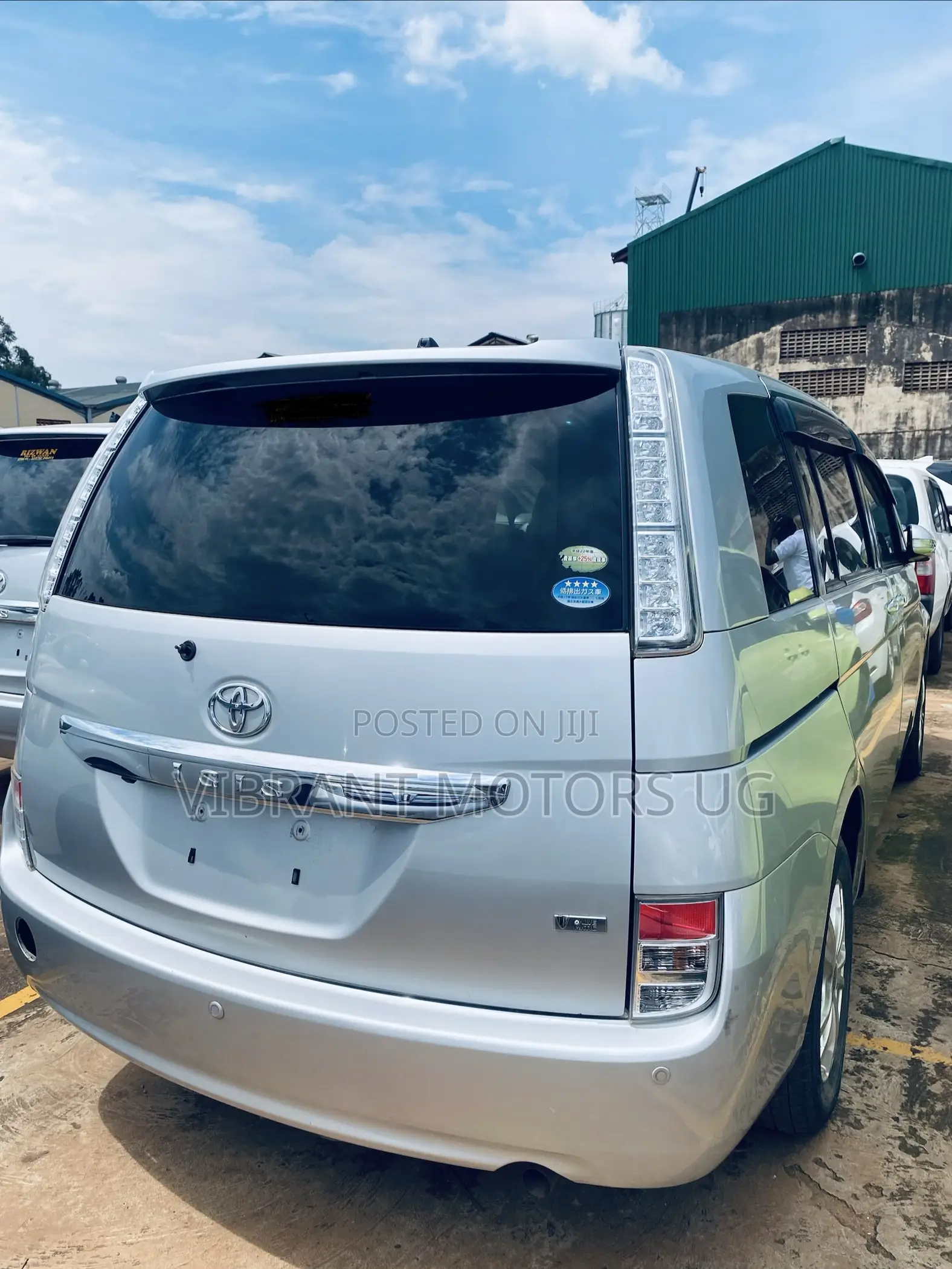 Toyota ISIS 2012 Silver
