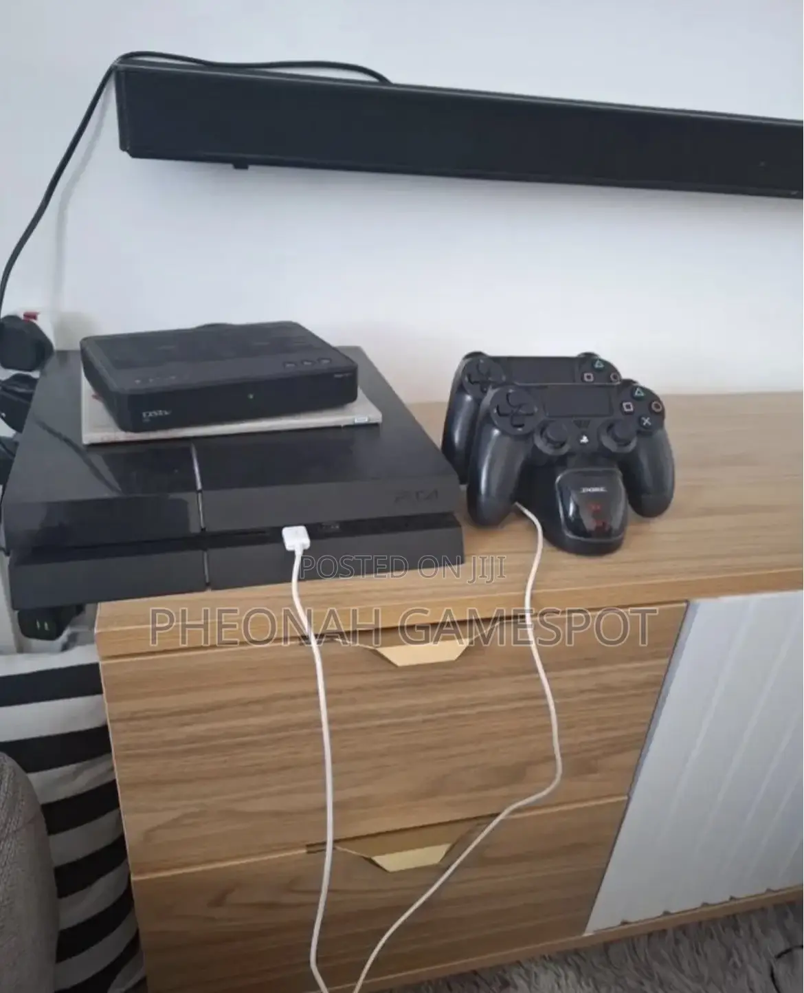 Playstation 4 — 2 Pads, 18 Exciting Games Preinstalled!