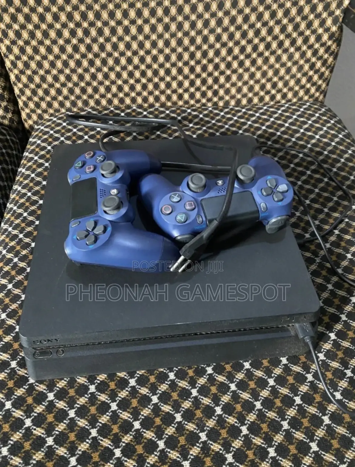 Playstation 4 — 2 Pads, 18 Preinstalled Games, Perfect!