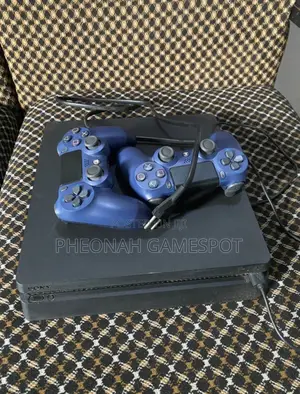 Playstation 4 — 2 Pads, 18 Preinstalled Games, Perfect!