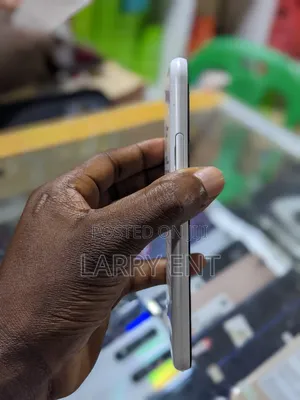 Sharp Aquos Sense SHV40 32 GB White