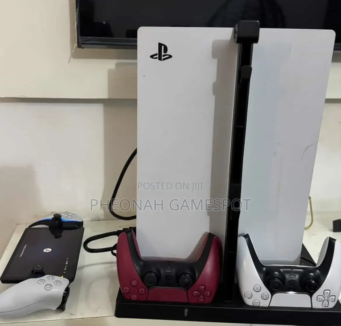 Amazing Ps5 Standard, 2 Pads and 5 Installed Titles.