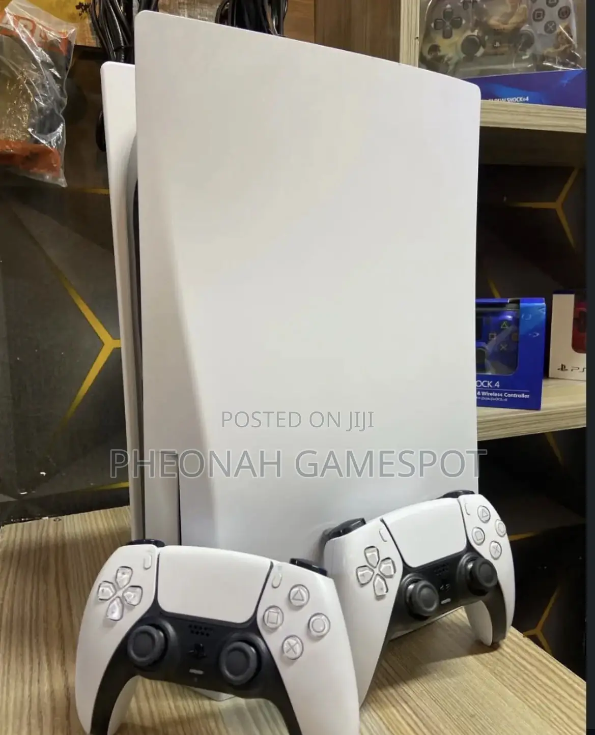Full Ps5 Standard, 2 Controllers, 3 Preinstalled Games.