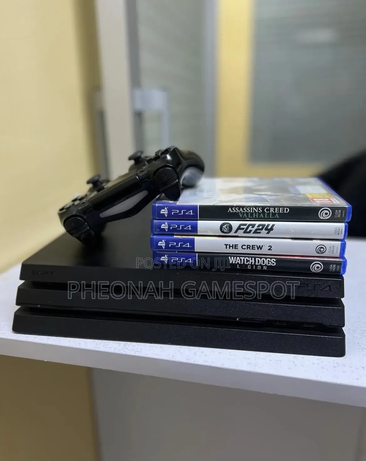 Playstation 4 Pro, Works Perfect, 2 Pads, 19 Games Inside.