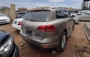 Volkswagen Touareg 2016 Gold