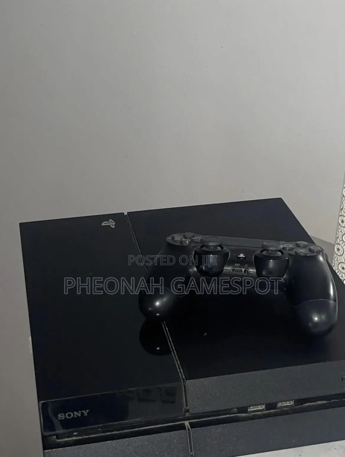 Playstation 4 , Perfect Set, 2 Pads, 14 Fun Titles.