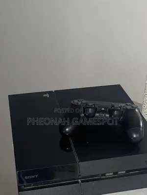 Playstation 4 , Perfect Set, 2 Pads, 14 Fun Titles.