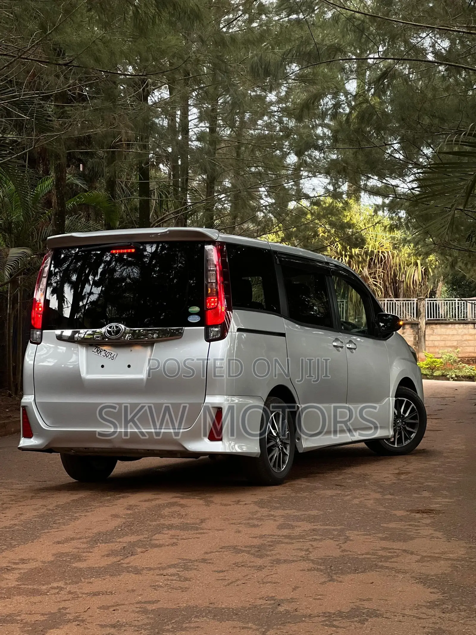 Toyota Noah 2016 Silver