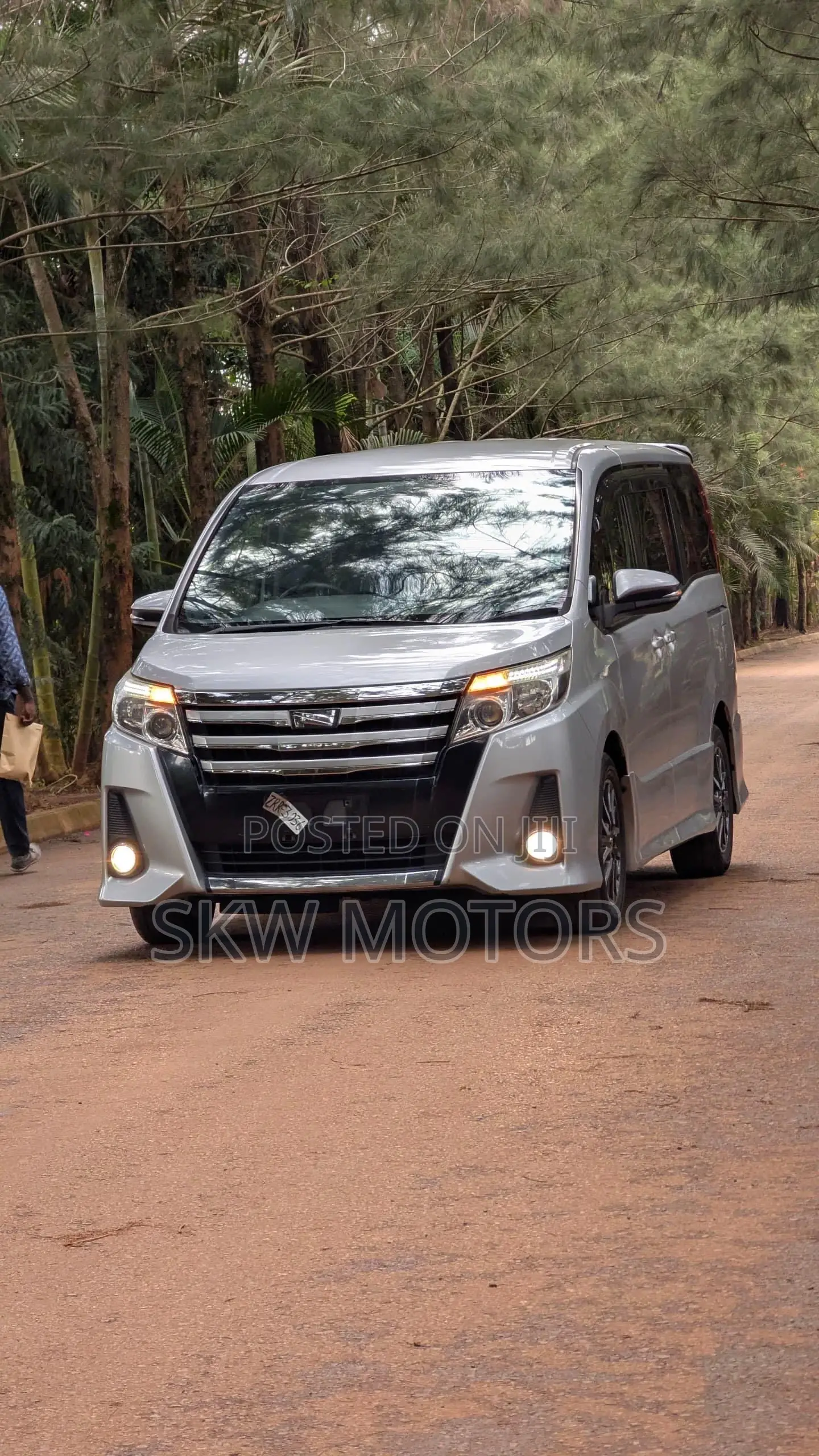 Toyota Noah 2016 Silver