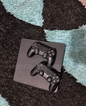 Slim Ps4, Nice Bundle, 2 Pads, 20 Cool Games Inside.