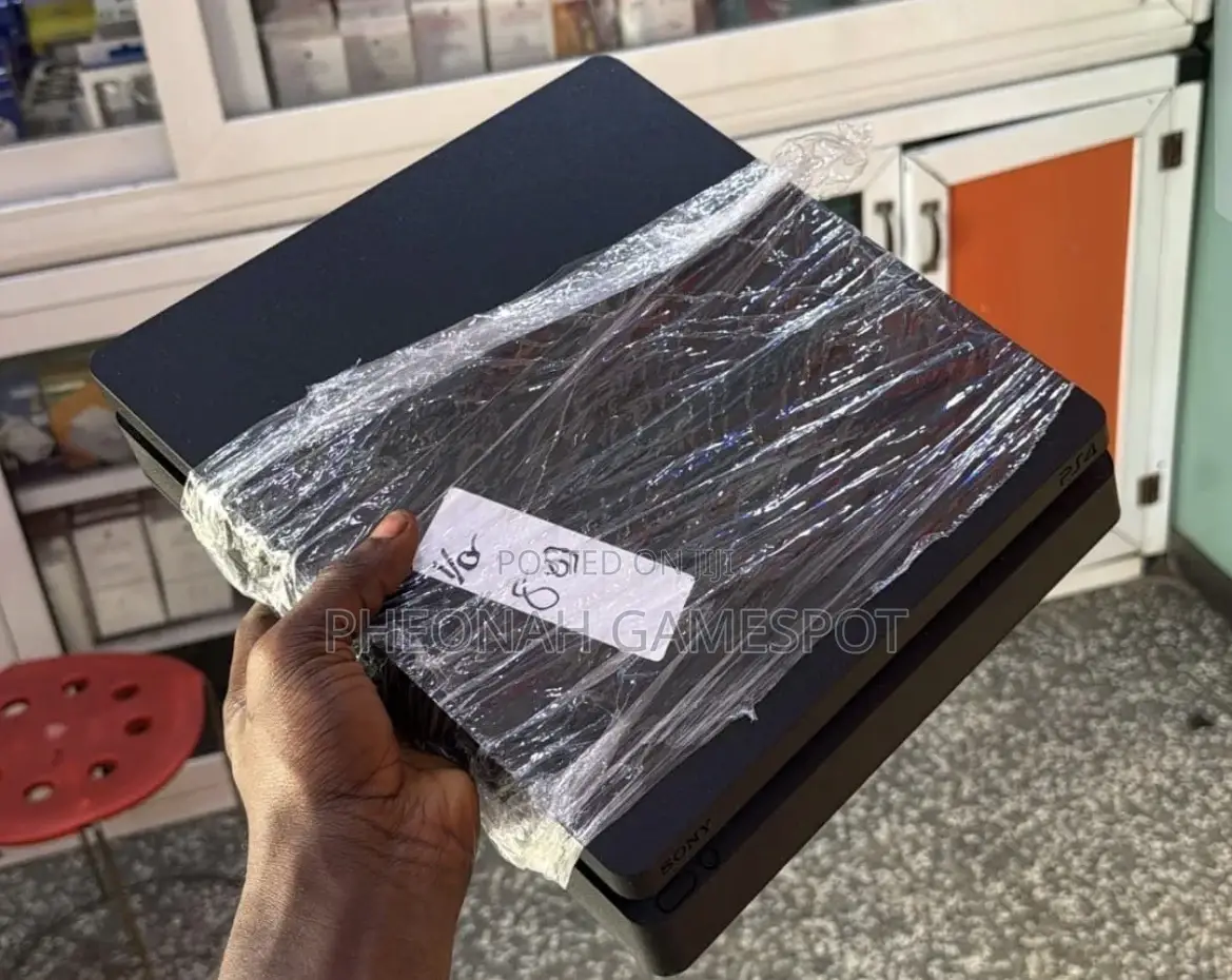 Ps4 Slim, Smooth Gameplay, 2 Pads, 18 Top Titles Inside.