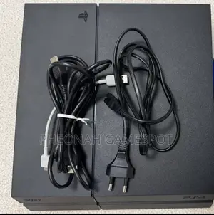 Clean Ps4 ,2 Pads, 19 Top Games Preinstalled.